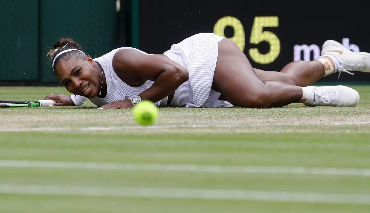 Petenis AS, Serena Williams terjatuh saat mengembalikan bola ke lawannya Alison Riske yang juga berasal dari AS pada perempat final Grand Slam Wimbledon di London, Selasa (9/7/2019). Serena ke semifinal dengan susah payah usai mengalahkan Alison Riske 6-4, 4-6, dan 6-3. (AP/Kirsty Wigglesworth)