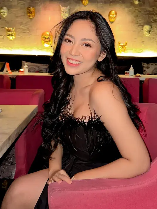 Cantik, Rachel Vennya tampil dengan little black dress. Strapless dress ini memiliki aksen bulu di bagian dada, menawan dikenakan Rachel. Foto: Instagram.