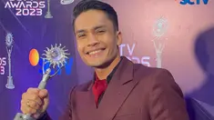 SCTV Awards 2023 merupakan penghargaan SCTV Awards pertama yang diraih Randy Pangalila. Aktor berusia 33 tahun ini sudah 4 kali masuk nominasi SCTV Awards, yakni SCTV Awards 2009, 2010, 2022 dan 2023. Randy raih penghargaan SCTV Awards 2023 kategori Aktor Utama Paling Ngetop lewat sinetron Takdir Cinta yang Kupilih. Perannya sebagai Jeffrey membawanya meraih penghargaan bergengsi ini. (Liputan6.com/IG/@sctv)