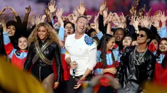 (Kiri-kanan) Beyonce, Chris Martin dari Coldplay dan Bruno Mars tampil pada halftime show Super Bowl 50 yang dihelat di Levi’s Stadium di Santa Clara, California, Minggu (7/2). (Streeter Lecka/Getty Images/AFP)