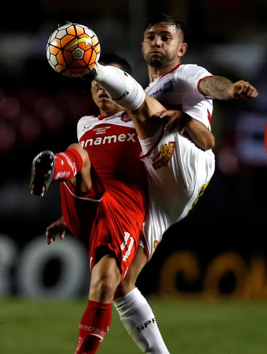 Pemain Sao Paulo Eugenio Mena (kanan) berebut  bola dengan Toluca Carlos Esquivel di Stadion Morumbi , Sao Paulo , Brasil (28/04/2016) . (REUTERS / Paulo Whitaker)
