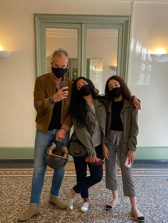 Ketika beranjak dewasa, Anggun C Sasmi dan Kirana terlihat seperti kakak dan adik. (Foto: instagram.com/anggun_cipt)