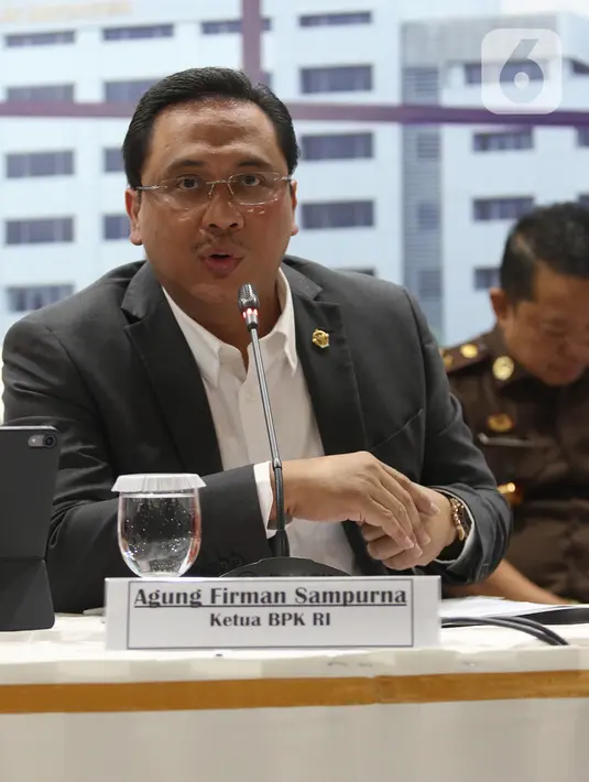 Ketua BPK Agung Firman Sampurna menyampaikan keterangan hasil pemeriksaan PT Asuransi Jiwasraya (Persero) di Jakarta, Rabu (8/1/2020). BPK menyatakan laba keuangan  Jiwasraya sejak 2006 semu karena hasil rekayasa laporan keuangan. (Liputan6.com/Herman Zakharia)