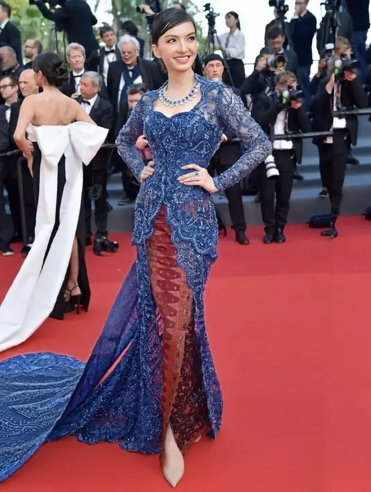 Yang lebih menarik, Raline Shah tampil dengan kostum kebanggaan Indonesia, kebaya. Kebaya brokat yang megah penuh payet berwarna biru ini merupakan rancangan desainer dari Jakarta, Maison Baaz Couture. Foto: Instagram.