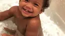 Sienna Wilson, anak Ciara dan Russell Wilson terlihat lucu dan bahagia saat mandi. Lihat deh dua gigi yang sudah tumbuh itu! (instagram/ciara)