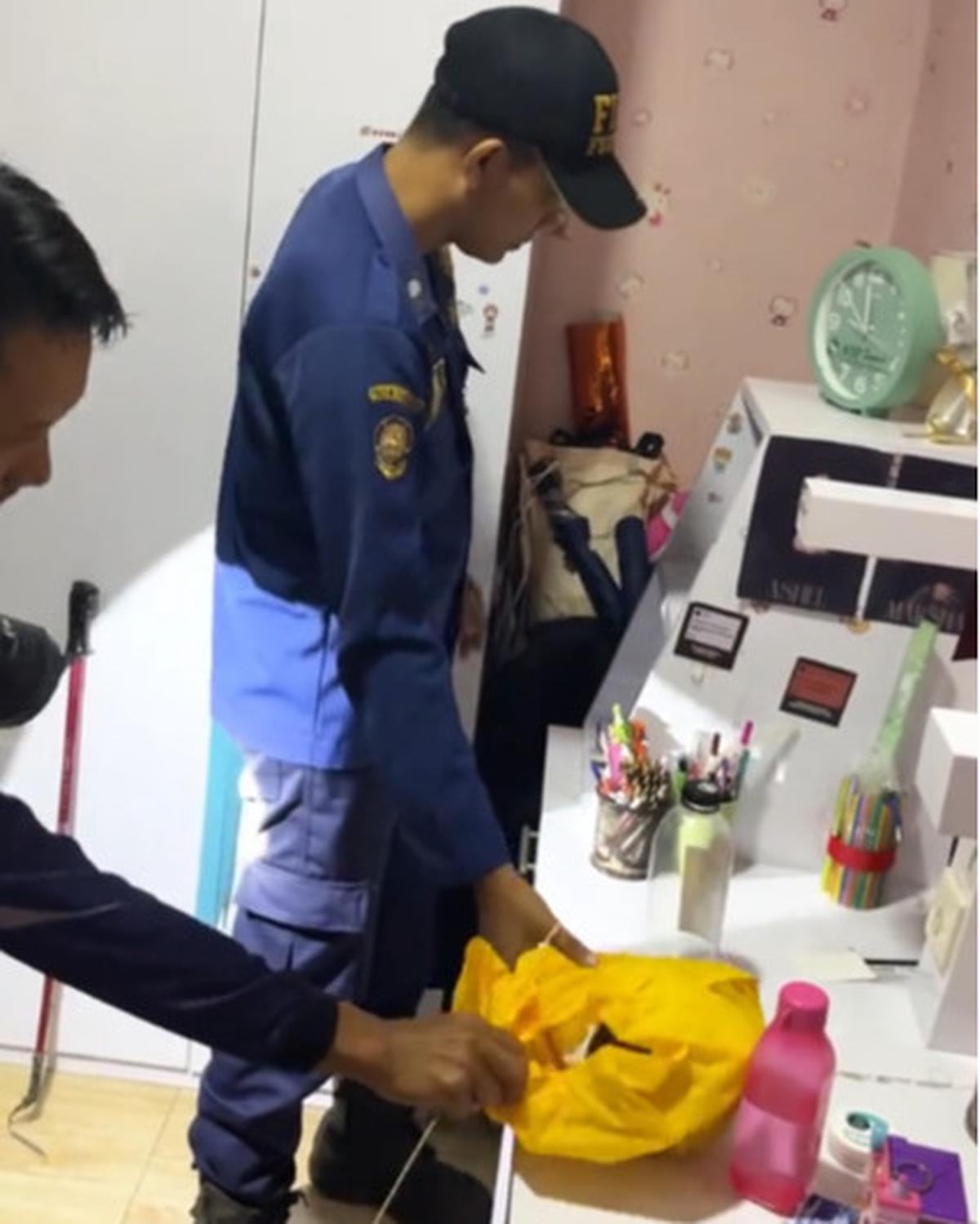 Temui Ular di Kamarnya, Aksi Damkar Lakukan Evakuasi Ini Banjir Pujian