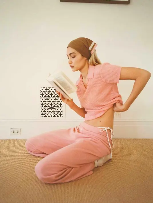 Gigi menyukai gaya warna terkoordinasi, termasuk setelan knit yang nyaman untuk gaya rumahan. [Foto: Instagram @gigihadid]