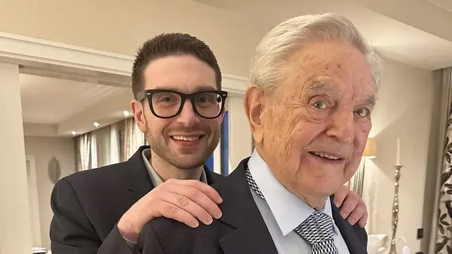 George Soros dan anak bungsunya Alexander Soros. (Dok. Twitter/Alex Soros)