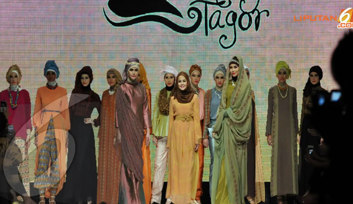Risti Tagor pun tampak tersenyum lega karena kali ini ia bisa memeragakan berbagai rancangan busana muslim karyanya (Liputan6.com/ Panji Diksana)