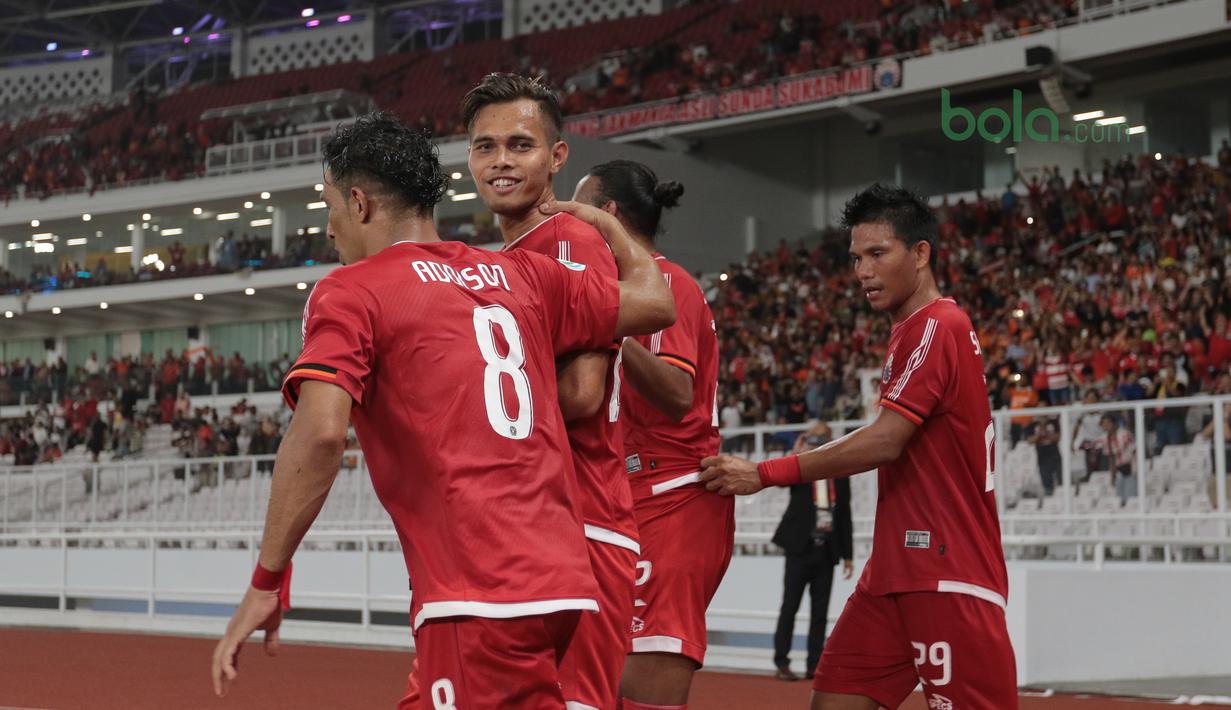 Para pemain Persija Jakarta merayakan gol Rezaldi Hehanussa saat melawan Tampines Rovers pada laga Piala AFC 2018 di Stadion Utama GBK, Senayan, Jakarta (28/2/2018). Persija menang 4-1. (Bola.com/Nick Hanoatubun)
