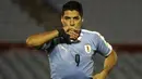 Penyerang Uruguay, Luis Suarez, merayakan gol yang dicetaknya ke gawang Chile pada laga kualifikasi Piala Dunia 2020 zona Amerika Selatan di Estadio Centenario, Jumat (9/10/2020) pagi WIB. Uruguay menang 2-1 atas Chile. (AFP/ Raul Martinez/pool)