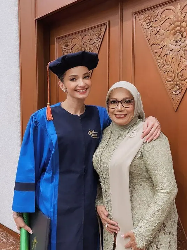 Enzy Storia wisuda
