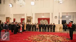Presiden Joko Widodo saat membacakan sumpah jabatan kepada seluruh anggota Komisi Ekonomi dan Industri Nasional (KEIN) di Istana Negara, Jakarta, Rabu (20/1/2016). (Liputan6.com/Faizal Fanani)