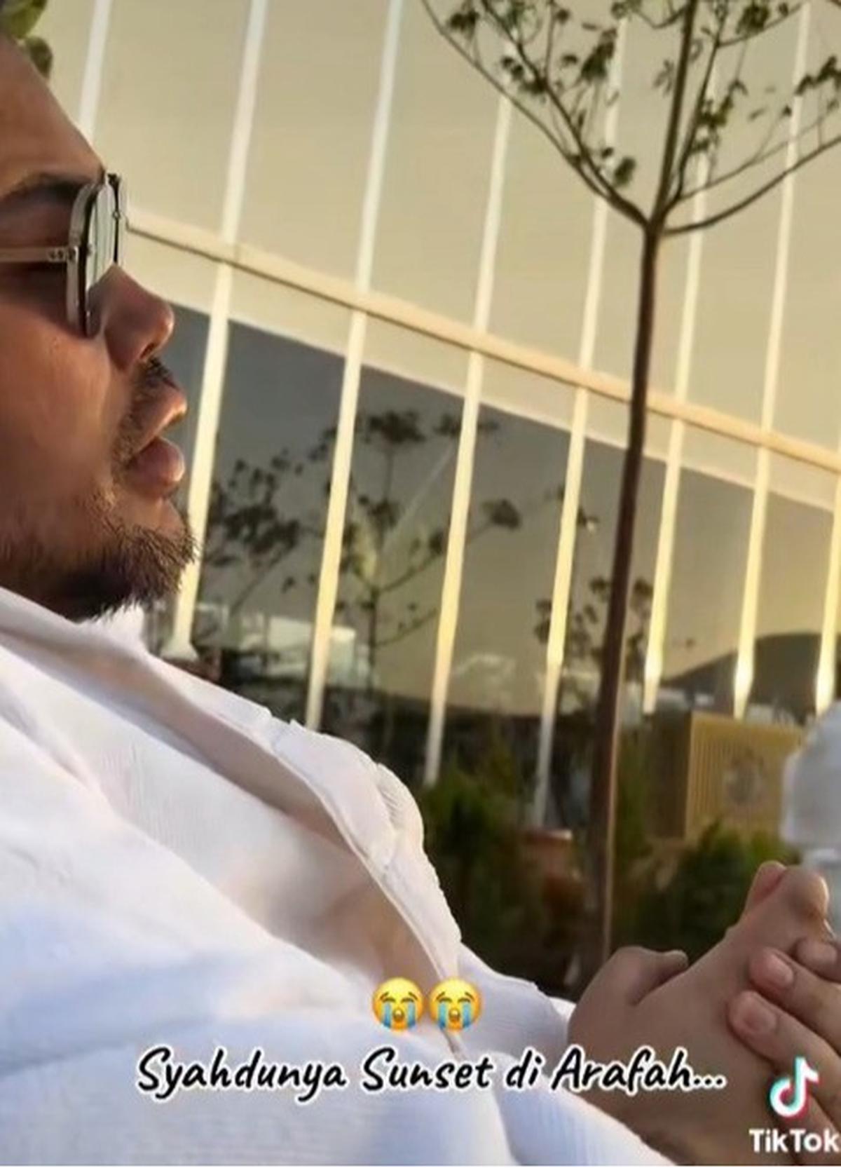 Potret Haru Ivan Gunawan Jalani Wukuf, Bagikan Momen Bersejarah hingga Sunset di Arafah