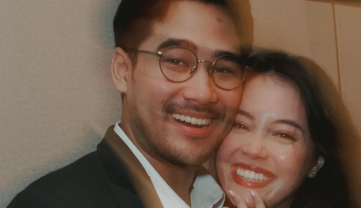 Begitu pula dengan Omar yang juga tampil dengan set jas warna hitam senada dengan kekasihnya. [@anggikabolsterli]