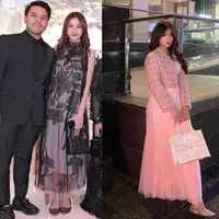 Aurel Hermansyah tampil elegan dalam maxi dress hitam dengan detail motif bunga yang memberikan kesan mewah namun simpel. Ia memadukan penampilannya dengan mini hand bag hitam yang memberikan sentuhan chic. [@aurelie.hermansyah].