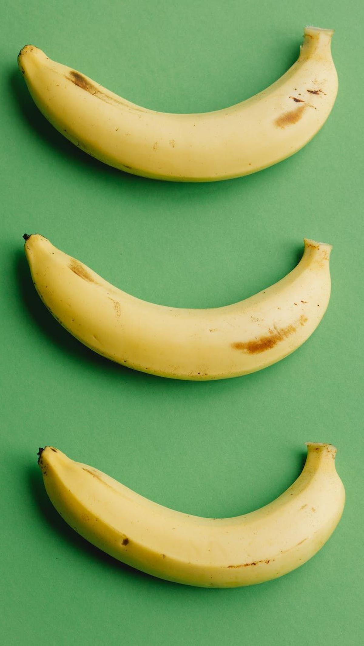 Namun, ada juga jenis pisang yang harus dimasak sebelum dimakan sehingga tidak boleh langsung diberikan untuk bayi. Pastikan buah pisang yang digunakan sebagai MPASI sudah matang dan berwarna kuning. Cukup berikan 1 buah pisang kecil kepada bayi dalam seh