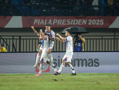 Selebrasi Teerasak Poeiphimai usai berhasil mencetak gol penyama kedudukan pada final Piala Presiden 2025&nbsp;di Stadion Si Jalak Harupat, Kabupaten Bandung, pada Minggu (13/7/2025) malam WIB. (Bola.com/Bagaskara Lazuardi)