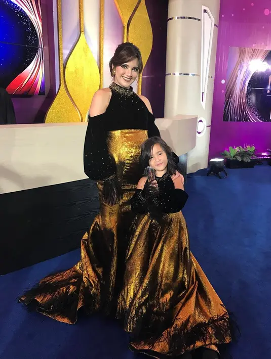 Bukan hanya saat lebaran atau acara keluarga, hadir di acara pemberian penghargaan di salah satu televisi saja Nia dan Mikhayla kompak mengenakan dress yang kembar. Mulai dari warna hingga modelnya. (Instagram/ramadhaniabakrie)
