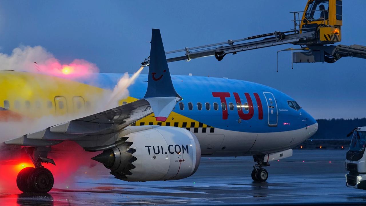 FOTO: Pesawat Dideicing di Tengah Suhu Ekstrem Frankfurt Jerman