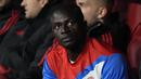 Pemain Bayern Munchen, Sadio Mane duduk di bangku cadangan sebelum pertandingan Liga Champions melawan Manchester City, di stadion Allianz Arena di Munich, Jerman, Rabu, 19 April 2023. (AP Photo/Matthias Schrader, file)