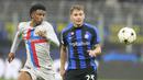 Bek Barcelona Alejandro Balde dan gelandang Inter Milan Nicolo Barella  berlari mengejar bola pada matchday ketiga Grup C Liga Champions 2022/2023 di Giuseppe Meazaa, Rabu dini hari WIB (5/10/2022). Gol kemenangan tim wakil Italia dilesakkan Hakan Calhanoglu. (AP Photo/Antonio Calanni)