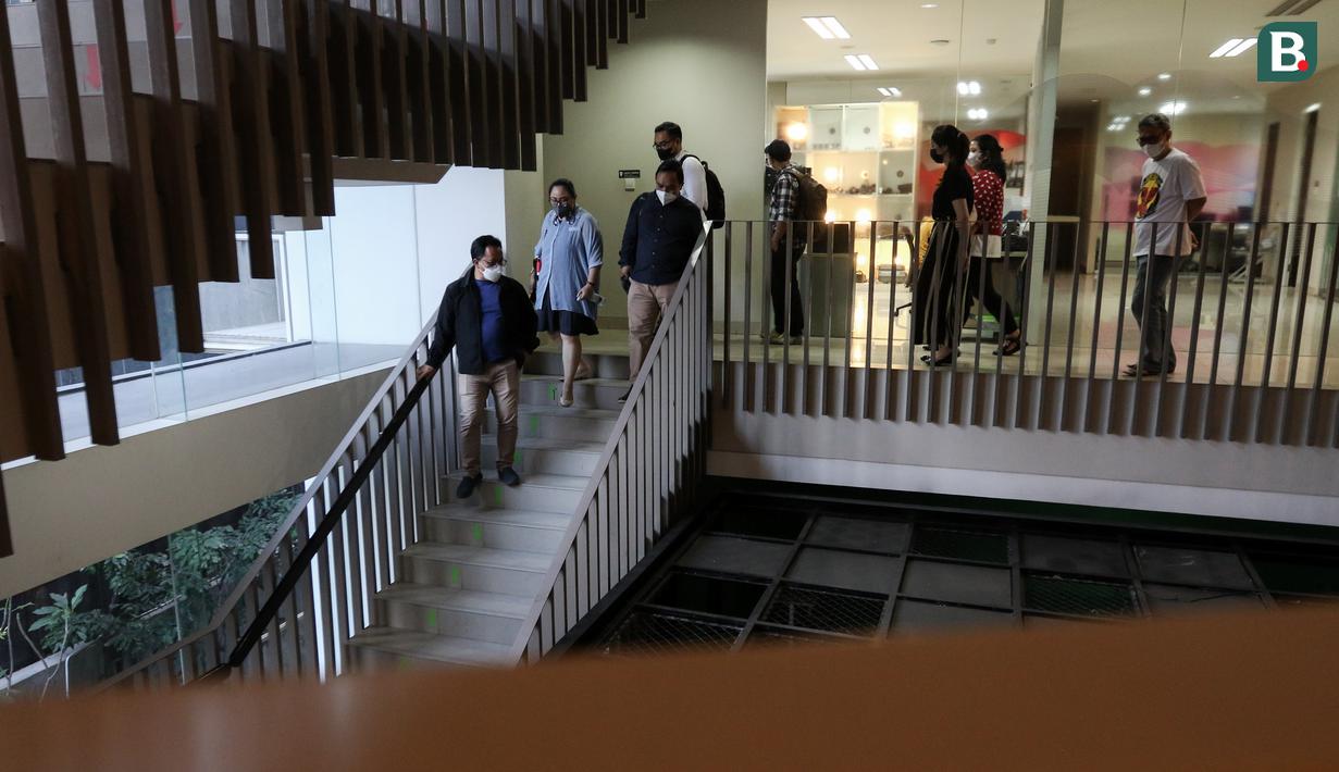 <p>Sejumlah rombongan Digital Business Consultant untuk Madura United ditemani oleh Editor in Chief Bola.com &amp; Bola.net, Darojatun (kiri) saat melakukan kunjungan ke kantor&nbsp;Bola.com di Gondangdia, Jakarta, Senin (30/05/2022). (Bola.com/Bagaskara Lazuardi)</p>