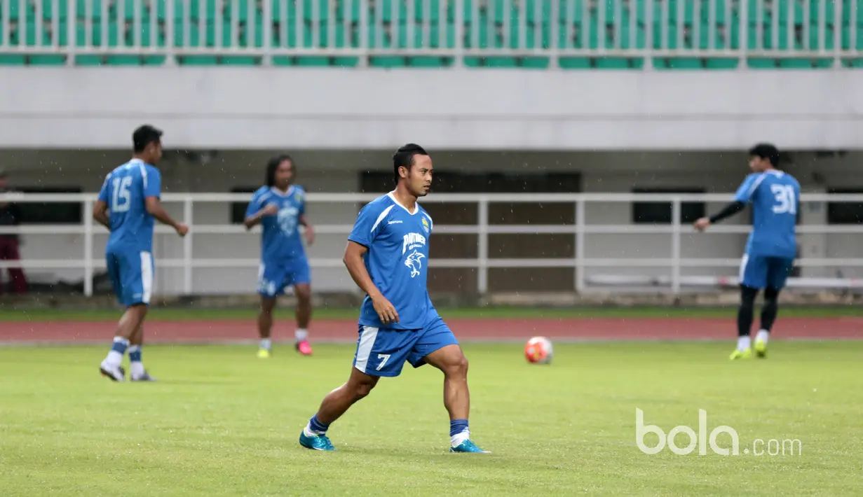 Atep melakukan pemanasan sebelum berlatih bersama timnya jelang perebutan tempat ketiga Piala Presiden 2017 melawan Semen Padang di Stadion Pakansari, Bogor, Jumat (10/3/2017). (Bola.com/Nicklas Hanoatubun)