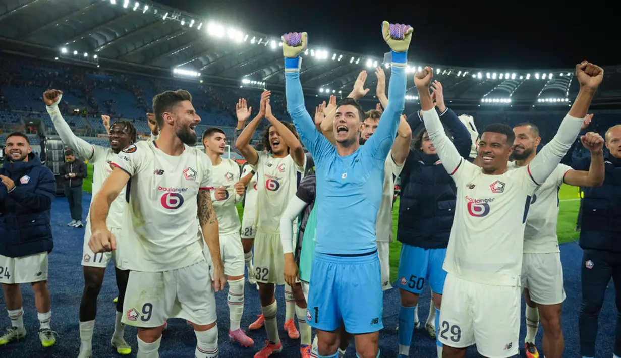 Aksi heroik Berke Ozer memastikan Lille pulang dengan tiga poin sekaligus memperkuat reputasinya sebagai salah satu kiper berbakat Eropa musim ini. (AP Photo/Andrew Medichini)