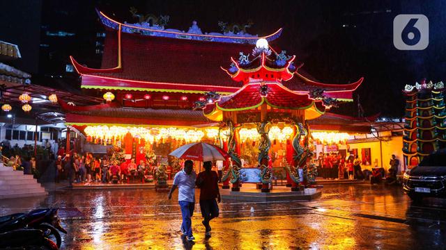 Khusyuk, Malam Menyambut Imlek di Vihara Amurva Bhumi