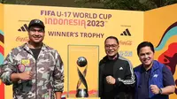 Menpora Dito Ariotedjo, Walikota Surabaya Eri Cahyadi dan Ketum PSSI Erick Thohir bersama trofi Piala Dunia U-17 (istimewa)