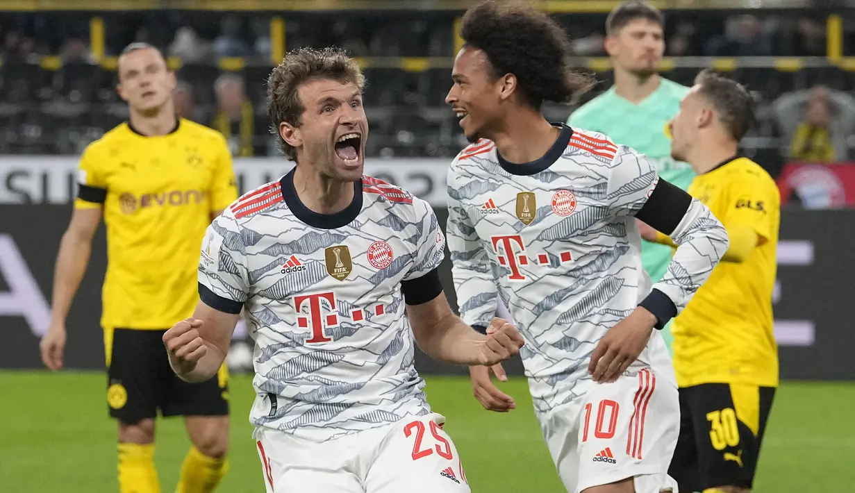 Skor pertandingan berubah empat menit setelah turun minum. Bayern Munchen berhasil memperbesar kedudukan lewat Thomas Mueller. Memanfaatkan umpan silang Alphonso Davies yang mengenai pemain Dortmund, Muller sukses menjebol gawang Gregor Kobel. (Foto: AP/Martin Meissner)