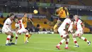 Pemain Wolverhampton Wanderers Raul Jimenez melompat untuk menyundul bola ke gawang Southampton pada pertandingan Liga Primer Inggris di Molineux Stadium, Wolverhampton, Inggris, Senin (23/11/2020). Pertandingan berakhir 1-1. (Michael Steele, Pool via AP)