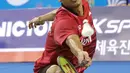 Tunggal putra Indonesia, Anthony Sinisuka Ginting mengembalikan bola ke arah rekan senegaranya Jonatan Christie pada final Korea Terbuka 2017, Minggu (17/9). Anthony Sinisuka Ginting memenangkan laga perang saudara, 21-13, 19-21, 22-20 (AP/Ahn Young-joon)