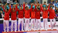 Ekspresi timnas takraw Indonesia selama upacara penghargaan setelah mengalahkan Jepang di final Asian Games 2018 di Palembang, Sabtu (1/9). Indonesia menang 2-1 atas Jepang. (AP Photo/Vincent Thian)