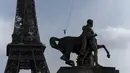 Akrobatik Prancis Nathan Paulin mencoba berjalan meniti seutas tali slackline dari Menara Eiffel melintasi Sungai Seine, di Paris, Minggu (19/9/2021). Nathan Paulin mendapat tepuk tangan yang meriah dari penonton. (AP Photo/Lewis Joly)