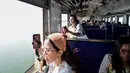 Dilansir dari Thaiger, State Railway of Thailand (SRT) menghadirkan layanan kereta terbaru mereka. Layanan ini diberi nama rot fai loi nam, yang berarti kereta mengapung di atas air. (MANAN VATSYAYANA/AFP)