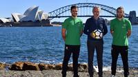Pelatih Timnas Australia, Bert van Marwijk, bersama Josh Risdon dan Josh Brillante (kanan). (AFC/Saeed Khan)