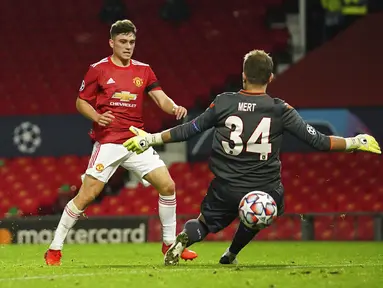 Pemain Manchester United Daniel James mencetak gol ke gawang Istanbul Basaksehir pada pertandingan Grup H Liga Champions di Old Trafford, Manchester, Inggris, Selasa (24/11/2020). Manchester United memuncaki Grup H usai menang 4-1 atas Istanbul Basaksehir. (AP Photo/Dave Thompson)