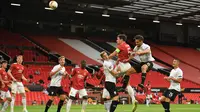 Bek Manchester United, Harry Maguire, berebut bola dengan pemain LASK pada laga leg kedua 16 besar Liga Europa 2019/2020 di Old Trafford, Kamis (6/8/2020) dini hari WIB. Manchester United menang agregat 7-1 atas LASK. (AFP/Oli Scarff)