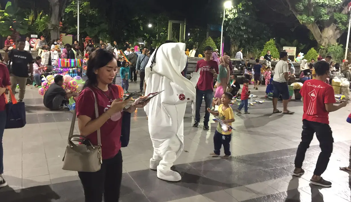 Tempat lain yang disinggahi La'eeb di hari keduanya di Surabaya adalah Taman Bungkul, sebuah tawan wisata kota yang terletak di Jalan Raya Darmo Surabaya. (Procomm Surya Citra Media)