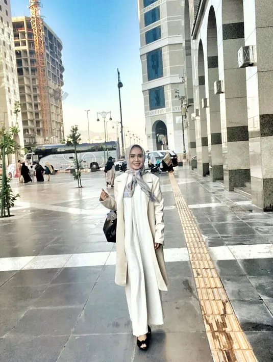 Tak sedikit netizen yang berharap Yuni Shara konsisten mengenakan hijab. Banyak yang mengakui kecantikan awet mudanya saat berhijab. (Liputan6.com/IG/@yunishara36).