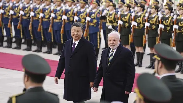 Presiden Brasil Luiz Inacio Lula da Silva dan Presiden China Xi Jinping dalam pertemuan di Beijing pada Jumat (14/4/2023). (Dok. Ken Ishii/Pool Photo via AP)
