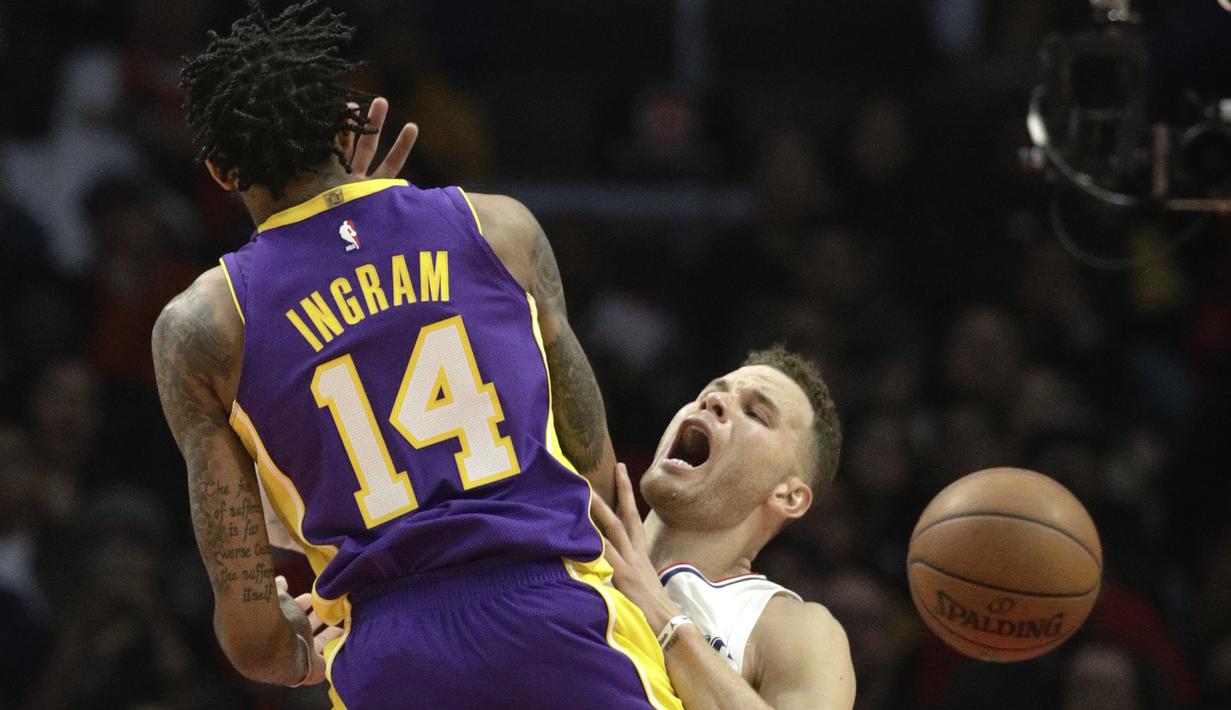 Pemain Lakers, Brandon Ingram melakukan pelanggaran terhadap pemain Clippers, Blake Griffin pada laga NBA basketball games di Staples Center, Los Angeles, California, (27/11/2017). Clippers menang atas Lakers 120-115.  (AP/Jae C. Hong)