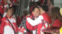 Atlet dan official tersenyum saat mendapat sambutan Menpora, Imam Nahrawi usai mengikuti ASEAN Paragames 2017 di Bandara Adi Sumarmo, Solo, (24/9/2017). Indonesia berhasil meraih juara umum dengan meraih 26 medali emas.  (Bola.com/Ronal Seger)