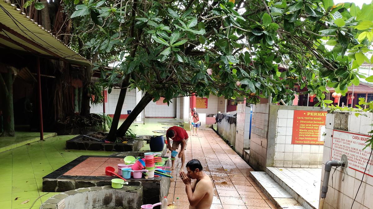 Tujuh Sumur Vihara Gayatri Depok: Ritual Pembersihan Diri yang Inklusif untuk Semua Umat