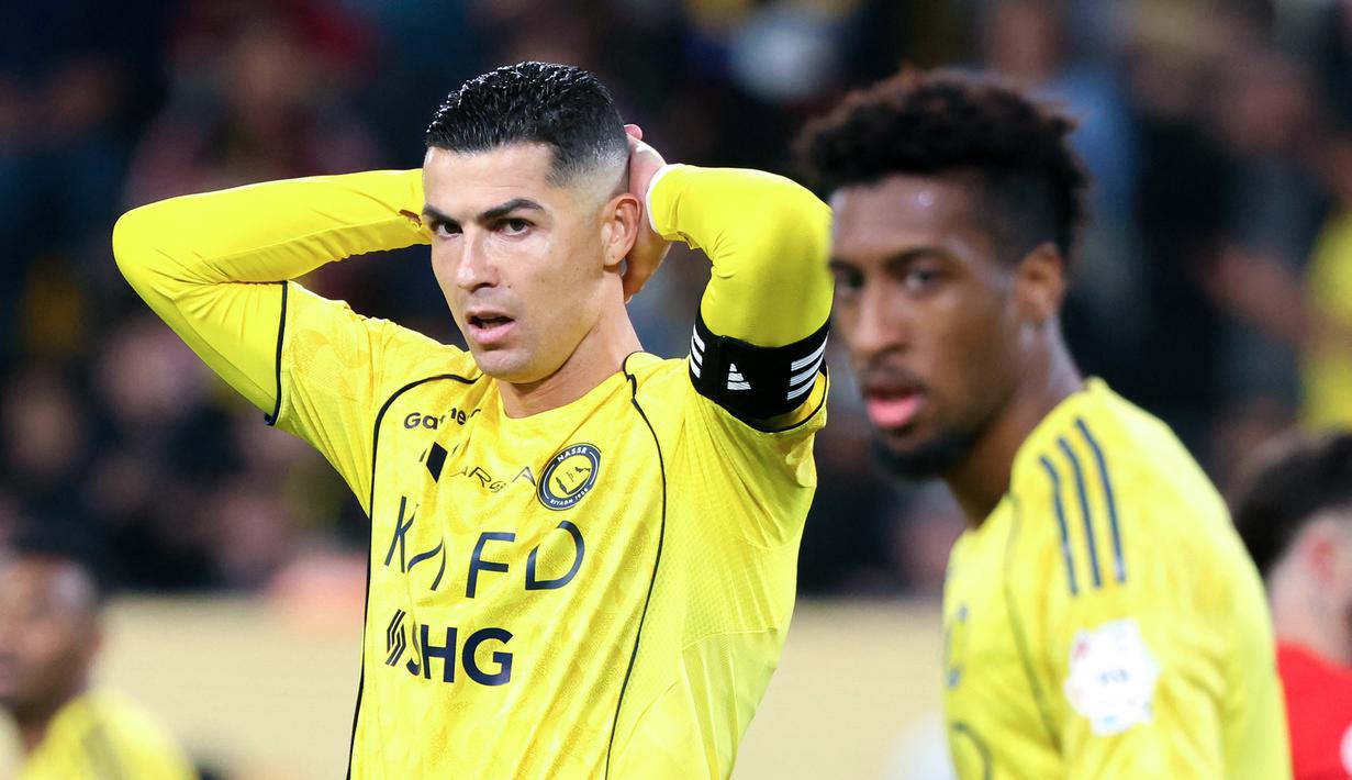 Pemain Al-Nassr, Cristiano Ronaldo, tampak kecewa setelah takluk dari Al-Qadisiyah pada laga Liga Arab Saudi di Stadion Al Awwal Park, Jumat (9/1/2026) dini hari WIB. (AFP/Fayez Nureldine)