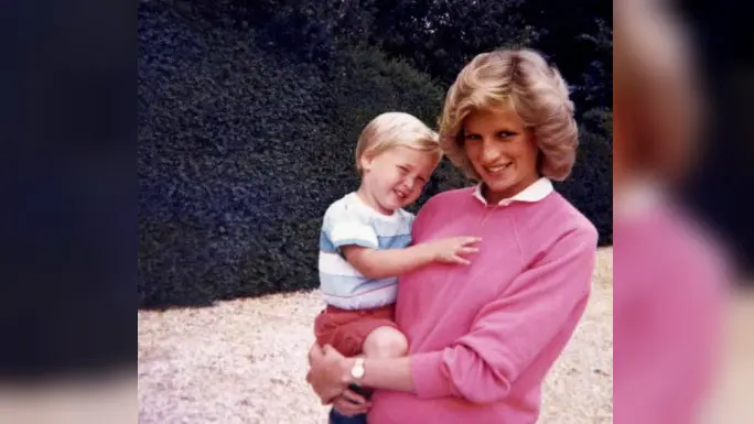 Putri Diana sedang menggendong William yang kala itu tengah mengandung Pangeran Harry (DUKE OF CAMBRIDGE AND PRINCE HARRY)