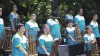 Alat musik angklung dimainkan oleh puluhan anak-anak down syndrome (ist)