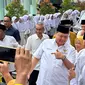 Ketua Umum (Ketum) Partai Golkar Airlangga Hartarto mengunjungi Pondok Pesantren (Ponpes) Al Falah Nagreg, Bandung, Jawa Barat. (Liputan6.com/Nanda Perdana Putra)